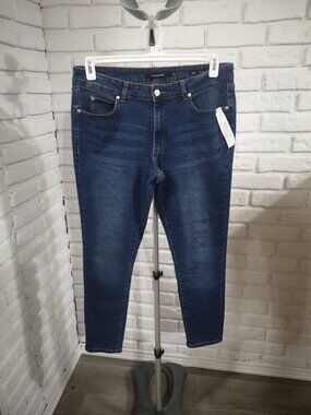 NWOT Tahari Ladies Size 14/32 Medium Wash Mid-Rise Kelly Skinny Blue Jeans